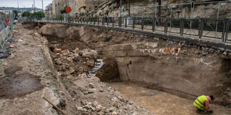 טביעת כף יד מסתורית נחשפה בחפירות בירושלים: מעשה קונדס או תגלית היסטורית?