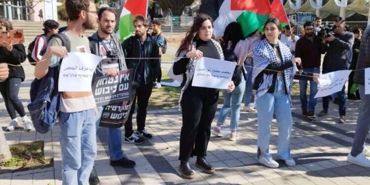 Arab protesters at Tel Aviv University: “We will not stop even if there are a thousand funerals every day”