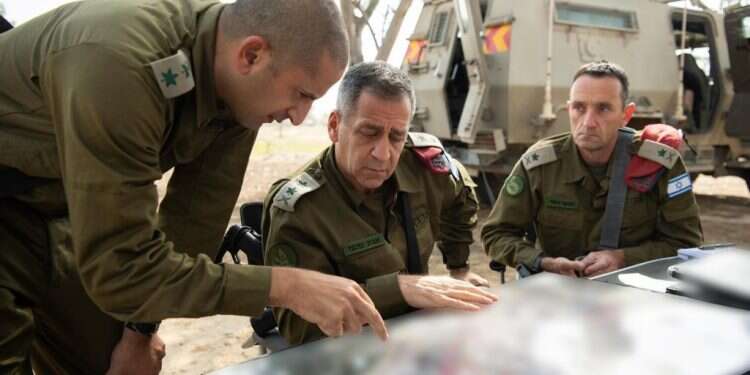 הלוי עם כוכבי. צילום: דובר צה אביב כוכבי השאיר להרצי הלוי תפוח אדמה לוהט: הפנסיות התקציביות