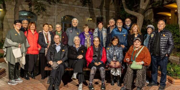 קבוצת המתנחלים הירושלמים, מימין לשמאל: יענקל'ה פרידמן, מאלקנה; יעל גנס, אלקנה; עדי שרון (יושבת), קרני־שומרון; אילה ומאיר גרוסר, גינות־שומרון; אהרון ותרצה (יושבת) יהודה, בית־אל; ישראל ומילי גלון, יקיר; לביאה ליפשיץ (יושבת), בית־אל; הדסה ויצחק חלמיש, בני־ברק; דבורה פוקסמן (יושבת), רמת־מגשימים; מרסל גנס (יושב), אלקנה; שרה עמיר־ורקר, קרני־שומרון; רבקה פויכטונגר, פתח־תקווה; רונית ויוסי ושדי, קרני־שומרון; רפא לסר, כפר־אדומים. צילום: נעמה שטרן אל העיר: מה הסיבה שבני הגיל השלישי עוזבים את יו"ש לטובת ירושלים