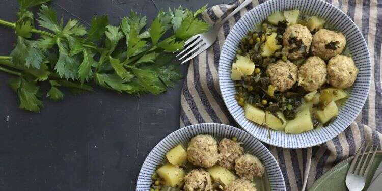 קציצות רכות עם סלרי ותפוחי אדמה. צילום: אפרת ליכטנשטט שפעת, צינון או קורונה? המתכונים שיחזקו לכם את המערכת החיסונית