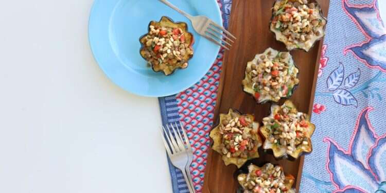 דלעת ערמונים במילוי עדשים. צילום: אפרת ליכטנשטט בסלט, בקדירה, באורז, וכמעט בכל מנה: מתכונים עם עדשים