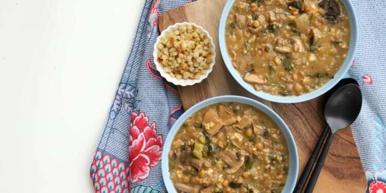 מרק פטריות ועדשים עשיר. צילום: אפרת ליכטנשטט בסלט, בקדירה, באורז, וכמעט בכל מנה: מתכונים עם עדשים