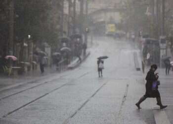 גשם בירושלים. צילום: יונתן זינדל, פלאש 90 גשם וסופות רעמים, הצפות ושיטפונות – ומערכת נוספת בדרך: תחזית מזג האוויר