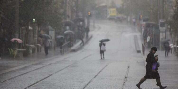 גשם בירושלים. צילום: יונתן זינדל, פלאש 90 גשם וסופות רעמים, הצפות ושיטפונות – ומערכת נוספת בדרך: תחזית מזג האוויר