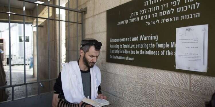 בפעם הראשונה: המשטרה עיכבה את ארנון סגל בהר הבית