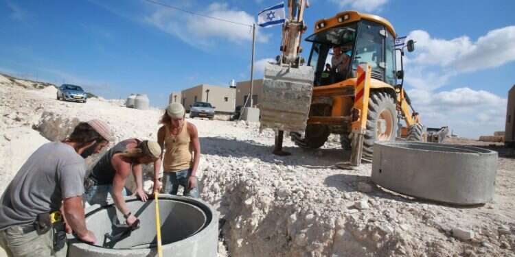 בנייה ביישוב יצהר, 2014. צילום: מרים צחי