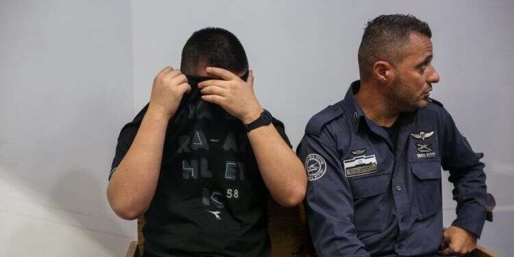 כתב אישום על חטיפת נשק הוגש נגד האדם הלא נכון – כיצד זה קורה?