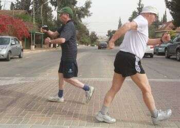 מחקר חדש מצא כמה צריך ללכת כדי להוריד את הסיכון להתקף לב או שבץ