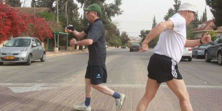 פרופסור שאול לדני, מחזיק בשיא העולמי בהליכה תחרותית ל-50 מייל ובשיא הישראלי בהליכה תחרותית ל-50 ק מחקר חדש מצא כמה צריך ללכת כדי להוריד את הסיכון להתקף לב או שבץ