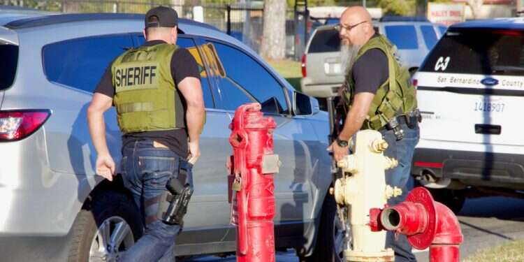 כוחות משטרה מגיעים לזירת הירי ההמוני בקליפורניה. צילום: שאטרסטוק