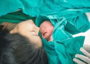 מומחים בדקו: האם יועצות שינה לתינוקות באמת עוזרות?