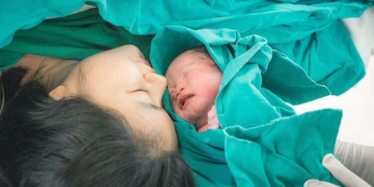 מומחים בדקו: האם יועצות שינה לתינוקות באמת עוזרות?