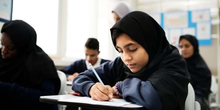 תלמידי בית ספר באיחוד האמירויות. צילום: שאטרסטוק