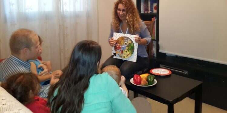 יעל חן רביע בשעת טיפול בילדים והוריהם. צילום: פרדי רביע הנתונים המדאיגים על השמנת יתר בקרב ילדי ישראל