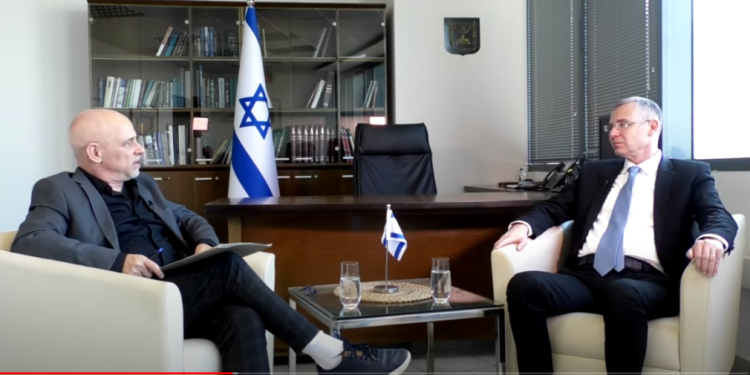 לוין וטאוב בראיון. צילום מסך שינויים ופשרות ברפורמה? השר לוין: "אני בהחלט מוכן להידבר, יש ערך להסכמה רחבה"