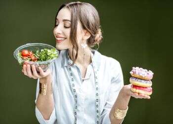 מה לאכול כדי לשמור על עור מתוח ובריא וממה להימנע