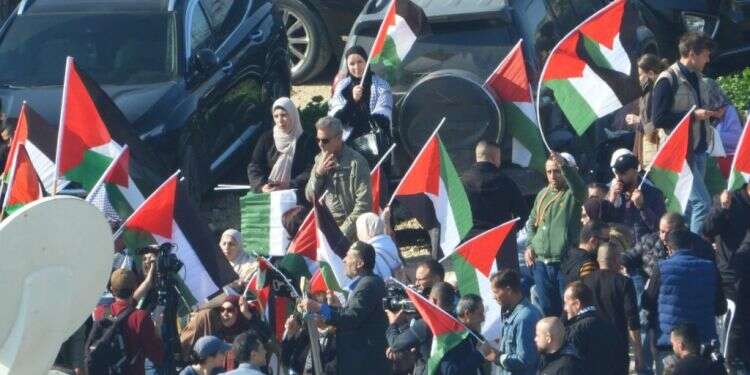 מחאה בחאן אל אחמר צילום: פורום עוטף ירושלים בג"ץ חאן אל אחמר: דרישה בקואליציה לפינוי מיידי כתגובה לגל הפיגועים