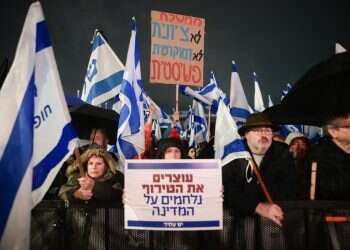 ההפגנה בתל אביב. צילום: אבשלום ששוני/פלאש90 הפיראט הנגזל: ביהמ"ש של ברק הפך את ישראל למדינה חצי דמוקרטית