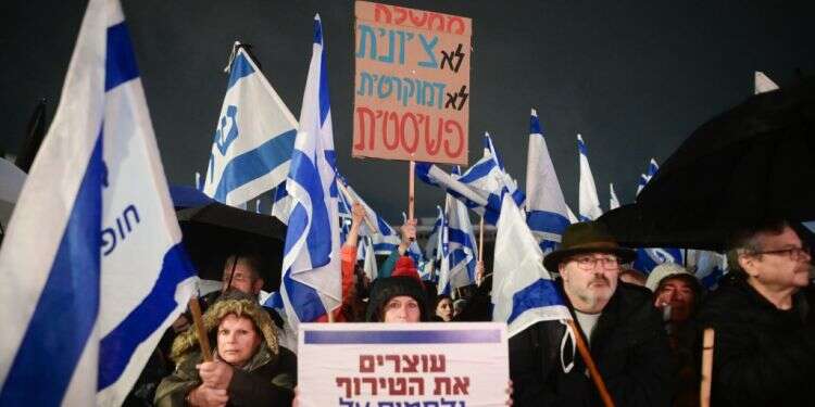 ההפגנה בתל אביב. צילום: אבשלום ששוני/פלאש90 הפיראט הנגזל: ביהמ"ש של ברק הפך את ישראל למדינה חצי דמוקרטית