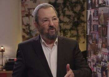 אהוד ברק. צילום: מתוך פגישה עם רוני קובן לרוני קובן יש חפץ אחד שבלעדיו הוא לא יכול לצלם תוכנית