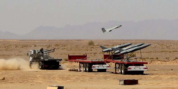 כלי טיס לא מאוישים של איראן. צילום: איי.אף.פי קריקטורה אסטרטגית: האיום האיראני מקרב את אזרבייג'אן לצד הישראלי