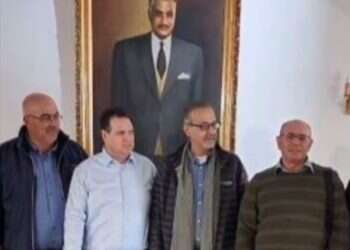 בשמאל חיכו שאיימן עודה יצטרף למחאה, אבל הוא העדיף לעלות לקבר הדיקטטור הנערץ