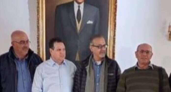 איימן עודה בביקור בארמונו של נאצר במצרים. צילום מסך מתוך הפייסבוק של פאטימה עודה בשמאל חיכו שאיימן עודה יצטרף למחאה, אבל הוא העדיף לעלות לקבר הדיקטטור הנערץ