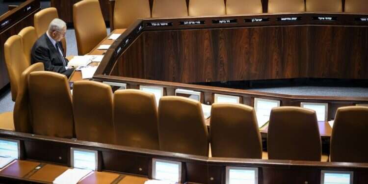 דיון 40 חתימות בנוכחות נתניהו: "לא תהיה דיקטטורה, בוזבזו שבעה שבועות"