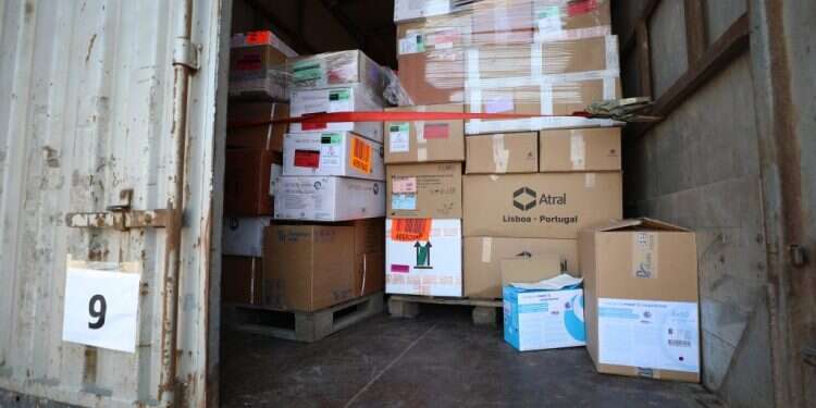 מכולות עם ציוד רפואי שהועברו לסוריה. צילום:EPA/YAHYA NEMAH בצה"ל נערכים: רעידת האדמה בסוריה עלולה לשמש ככיסוי להברחת אמל"ח מהאיראנים