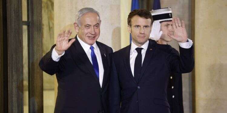 מקרון ונתניהו במפגשם בפריז. צילום: EPA היחסים הדיפלומטיים בין פריז לירושלים חשובים יותר ממה שנדמה לנו