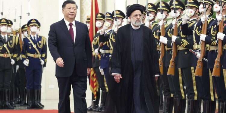 נשיא איראן בביקור בסין. צילום: EPA האיראנים ואירופה כבר לא, ונשיא איראן מחפש לעשות עסקים עם סין
