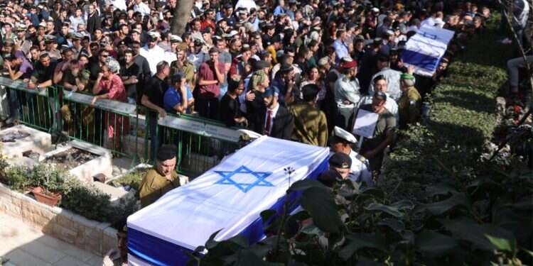 הלוויית הלל ויגל יניב הי "במקום להוביל ילדים לחופה, אנחנו צריכים לקבור אותם" | האחים הלל ויגל יניב הי"ד הובאו למנוחות