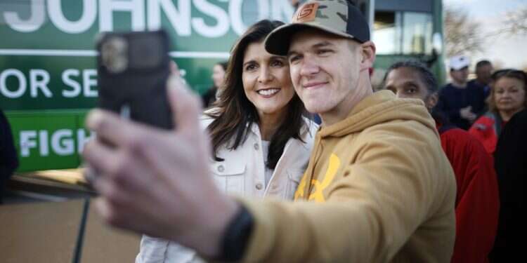 היילי ממריצה מצביעים לקראת בחירות האמצע. צילום: איי.אף.פי נכון לעכשיו במרוץ הרפובליקני לנשיאות: טראמפ והיילי