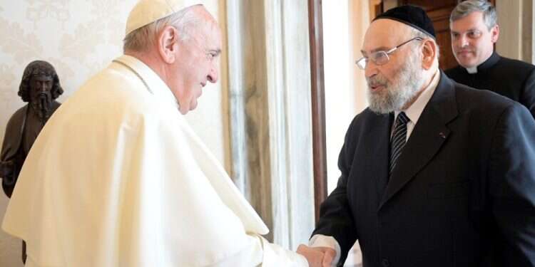 הרב סירא עם האפיפיור פרנציסקוס, 2018. צילום: רויטרס