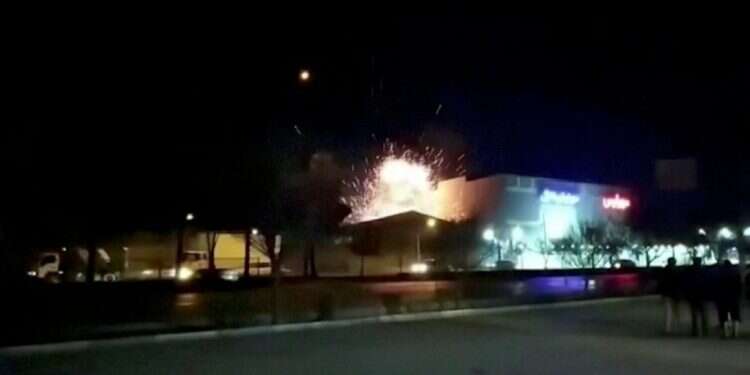 רגע הפגיעה במתקן באספהאן בשבת. צילום: רויטרס