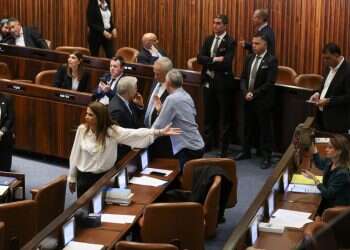 מכות על החלון, השוואות לנאצים ותקיפת הציונות הדתית: מהומות בכנסת בדיון על חוקי הרפורמה המשפטית