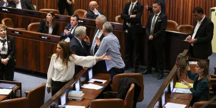 מתוך הדיון בכנסת. צילום: נועם מושקוביץ', דוברות הכנסת מכות על החלון, השוואות לנאצים ותקיפת הציונות הדתית: מהומות בכנסת בדיון על חוקי הרפורמה המשפטית