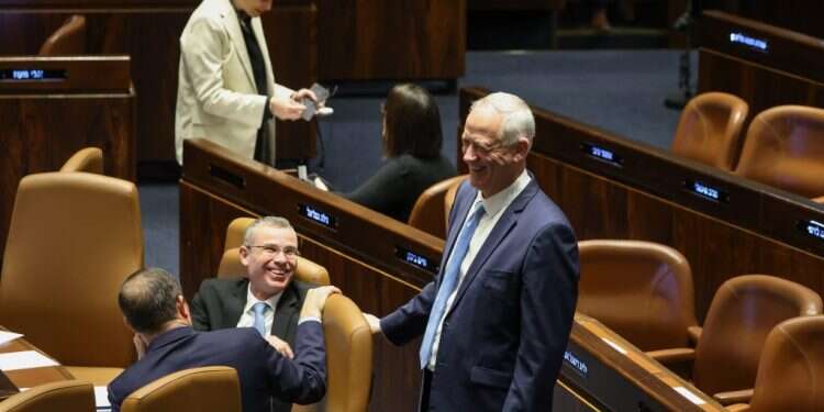 יריב לוין ובני גנץ במליאת הכנסת,. צילום: נועם מושקוביץ, דוברות הכנסת 63 מול 47: עוצמת ההתנגדות לרפורמה דווקא מעניקה לה לגיטימציה