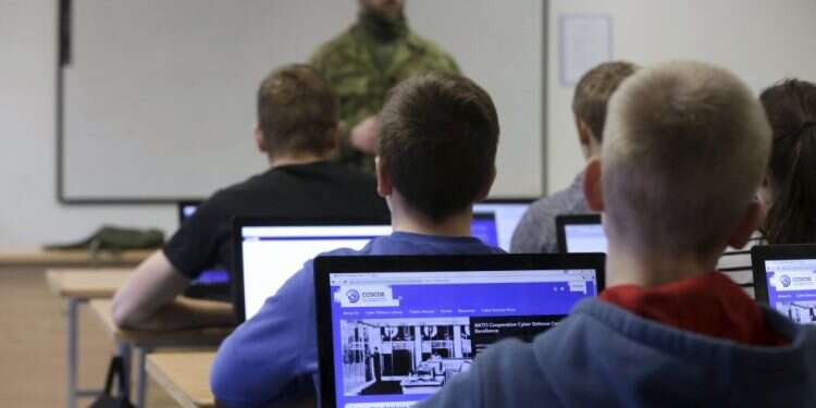 שיעור בבית  ספר באסטוניה. צילום: רויטרס