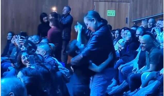 צילום מסך מתוך הסרטון בהופעה של שלמה ארצי סרטון קצר מההופעה של שלמה ארצי גרם לי לשעה של בכי ודמעות