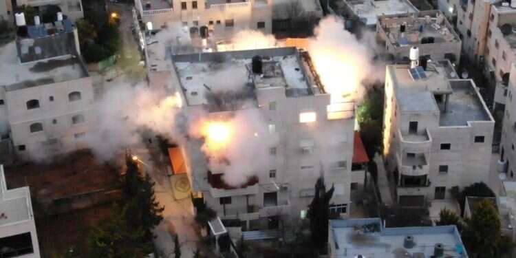 רגע פיצוץ בית המחבל בחברון. צילום: דובר צה צפו: הריסת בית המחבל שביצע את פיגוע הירי בחסם "אשמורת" שבחברון