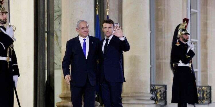 מקרון ונתניהו במפגשם בפריז בתחילת החודש. צילום: AFP היחסים הדיפלומטיים בין פריז לירושלים חשובים יותר ממה שנדמה לנו
