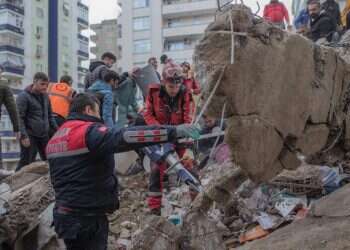 ניסיונות חילוץ לאחר רעידת האדמה בטורקיה, הבוקר. צילום: AFP רעידת אדמה גדולה בישראל? מומחים: "לא מתייחסים פה להתראות ברצינות"