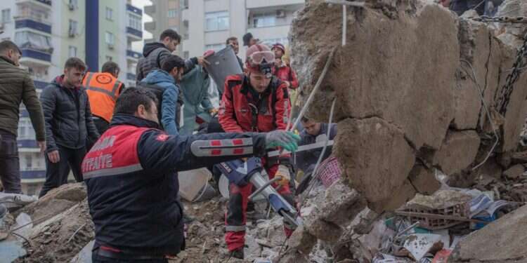 ניסיונות חילוץ לאחר רעידת האדמה בטורקיה, הבוקר. צילום: AFP רעידת אדמה גדולה בישראל? מומחים: "לא מתייחסים פה להתראות ברצינות"