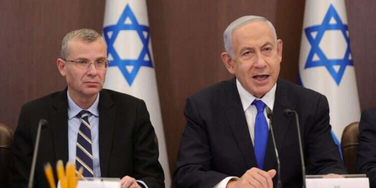 נתניהו ויריב לוין בישיבת הממשלה. צילום: AFP "הרפורמה המשפטית תאושר ככתבה וכלשונה"