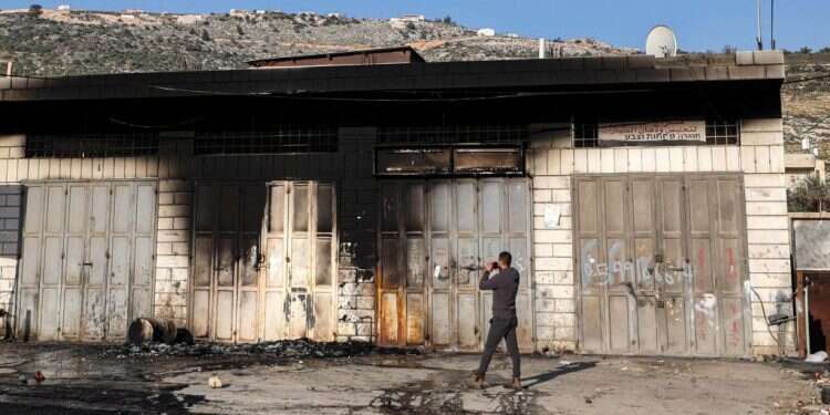 מבנה שרוף בחווארה, הבוקר. צילום: AFP פעילי שמאל: הלל ויגל ז"ל הם "פעילי טרור", המחבלים הם "לוחמי חירות פלסטינים"