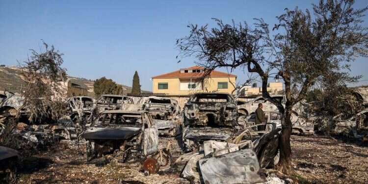 רכב שרופים בחווארה. צילום: AFP