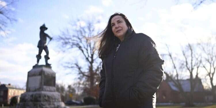 בת' קארוסו, סופרת ומייסדת הפרויקט לזיכוי משפט המכשפות, עומדת ליד המונומנט במדינת קוניטקט, במקום שבו נערכו ההוצאות להורג של אנשים שהואשמו בכישוף. צילום: ג'סיקה היל, AP מאות שנים אחרי שהוצאו להורג, "המכשפות" עומדות בפני זיכוי