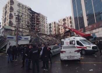 מבנים הרוסים באחד ממוקדי הרעידה בטורקיה, פברואר 23. צילום: AP מאות הרוגים ברעידת האדמה בטורקיה ובסוריה. ישראל מציעה סיוע